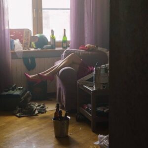 Yuliya Khlynina Instagram - А у нас новая прекрасная «Соседка» – 12-серийная лирическая комедия, съемки которой стартовали вчера в Москве. Выйдет сериал на ТНТ и PREMIER в 2024 г.
 
В центре сюжета – 35-летний Фёдор Садовский (Егор Корешков), деликатный бизнесмен с безупречной репутацией. График его жизни сформирован безукоризненно – по средам его приходит проведывать мама (Анастасия Светлова), по субботам – единственный друг Боря (Дмитрий Лысенков). Однако встреча с новой соседкой Алёной (Юлия Хлынина), которая переехала в Москву из Сальска, меняет жизнь главного героя на 180 градусов!

Ирина Аркадьева, креативный продюсер: «Это вневременная история про вечные ценности – любовь, семью, дружбу. А также про выбор и способность человека меняться. Она могла произойти и вчера, и десять лет назад, и пятьдесят. Распространенное мнение, что людей меняют события. Вот случилось что-то очень плохое и человек изменился. Но человека не может изменить ничего, если нет внутренней готовности и запроса к переменам. Наши герои помогают друг другу проходить и смешные, и драматические ситуации, меняются сами и меняют людей вокруг себя».

В ролях: Юлия Хлынина, Егор Корешков, Алексей Чадов, Дарья Пицик, Дмитрий Лысенков, Елена Валюшкина, Анастасия Светлова, Игорь Хрипунов, Мария Шумакова.    

Легких тебе смен, «Соседка»! ❤️
