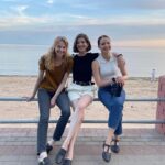 Yuliya Khlynina Instagram - То, что осталось за кадром🎬 «Первый класс» на @ivi_official с 23 мая🤍 Классная история, классная команда, классный Питер 23! Про трех подруг, про детей, мужей, школу, принципы и не только..) Режиссер @samoshina Оператор Яна Риц @nadiarekhter И крутейшая команда!