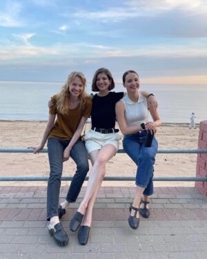 Yuliya Khlynina Instagram - То, что осталось за кадром🎬
«Первый класс» на @ivi_official с 23 мая🤍

Классная история, классная команда, классный Питер 23!
Про трех подруг, про детей, мужей, школу, принципы и не только..)

Режиссер @samoshina 
Оператор Яна Риц
@nadiarekhter 
И крутейшая команда!