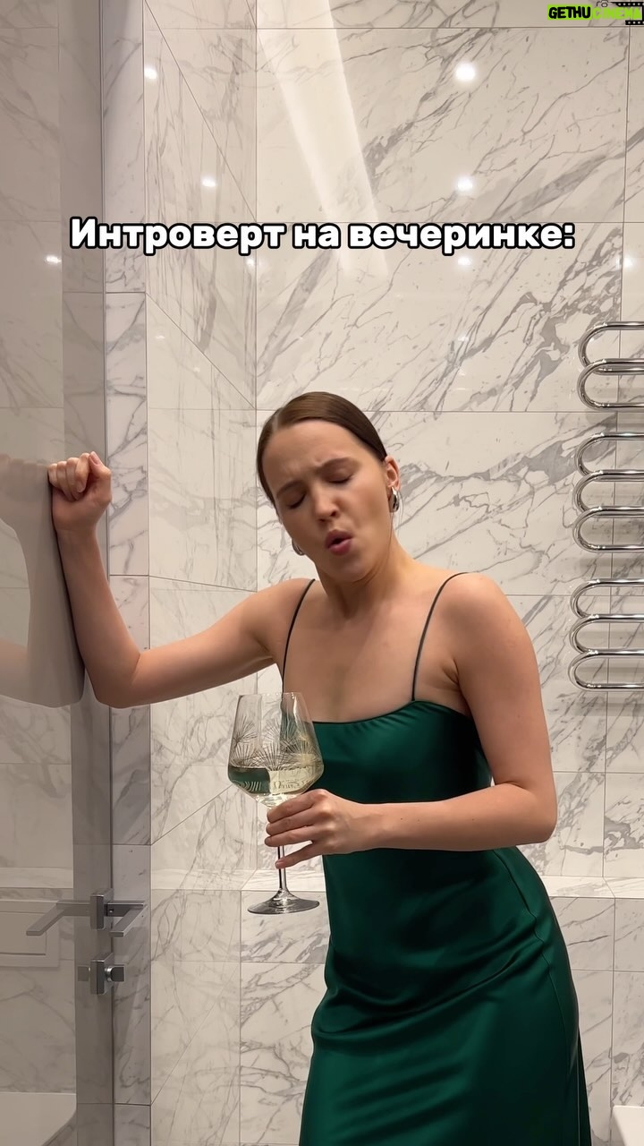Yuliya Khlynina - 8.6K Likes - Те, кто кайфуют на вечеринках, вы нормальные?!
Те, кто ходят вынуждено как на работу и восстанавливаются все выходные - к вам вопросов нет 🙋🏻♀️🍸🍸🍸😅
