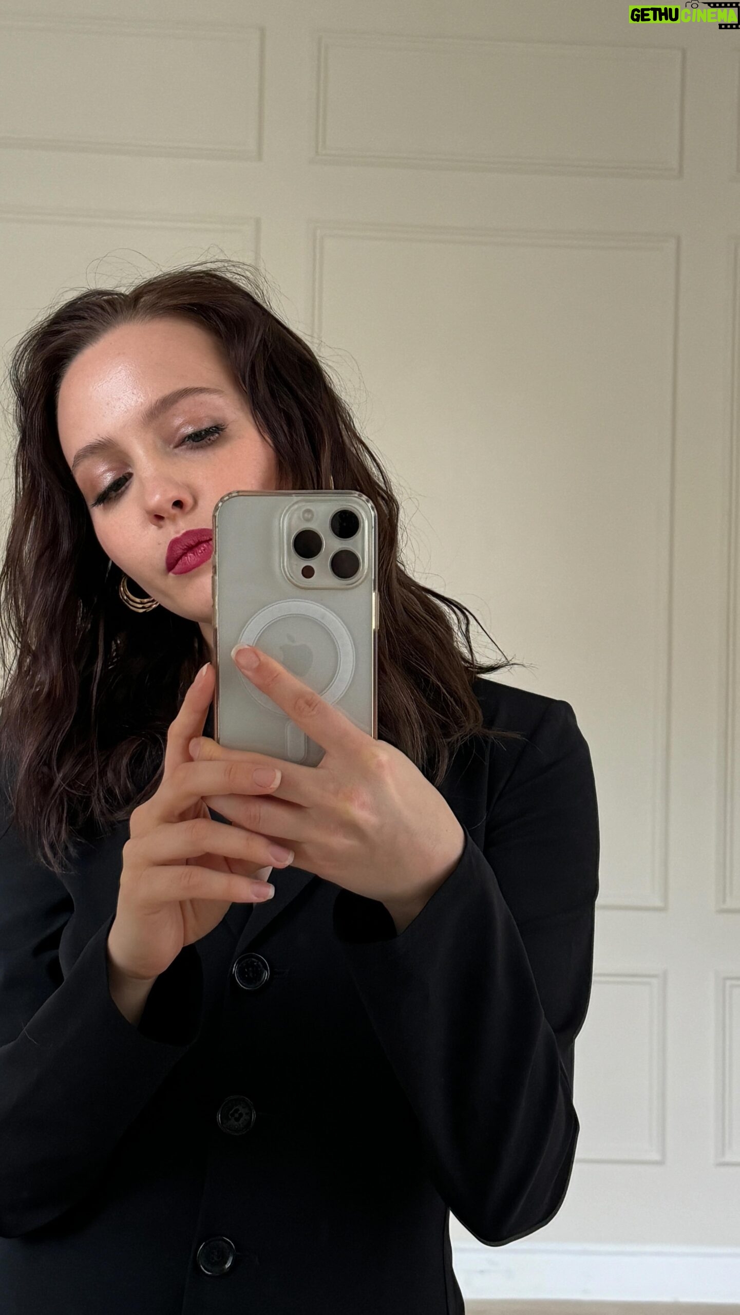 Yuliya Khlynina Instagram - Красиво проводила майские на съемке для @hello__ru Вы как, готовы к новым достижениям или ждете потепления?)