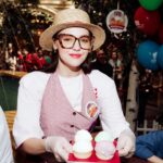 Yuliya Khlynina Instagram - В прошлой жизни я точно продавала стаканчики с мороженым детям, иначе как объяснить, что мне так идёт эта форма?😂 Классный праздник вчера организовал ГУМ🥳 А самое потрясающее в нем, что все собранные средства от продаж передадут в благотворительный фонд Константина Хабенского♥️ @khabensky_fund @gumsection @temerinatemerina