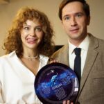 Yuliya Khlynina Instagram - А у нас новая прекрасная «Соседка» – 12-серийная лирическая комедия, съемки которой стартовали вчера в Москве. Выйдет сериал на ТНТ и PREMIER в 2024 г.   В центре сюжета – 35-летний Фёдор Садовский (Егор Корешков), деликатный бизнесмен с безупречной репутацией. График его жизни сформирован безукоризненно – по средам его приходит проведывать мама (Анастасия Светлова), по субботам – единственный друг Боря (Дмитрий Лысенков). Однако встреча с новой соседкой Алёной (Юлия Хлынина), которая переехала в Москву из Сальска, меняет жизнь главного героя на 180 градусов! Ирина Аркадьева, креативный продюсер: «Это вневременная история про вечные ценности – любовь, семью, дружбу. А также про выбор и способность человека меняться. Она могла произойти и вчера, и десять лет назад, и пятьдесят. Распространенное мнение, что людей меняют события. Вот случилось что-то очень плохое и человек изменился. Но человека не может изменить ничего, если нет внутренней готовности и запроса к переменам. Наши герои помогают друг другу проходить и смешные, и драматические ситуации, меняются сами и меняют людей вокруг себя». В ролях: Юлия Хлынина, Егор Корешков, Алексей Чадов, Дарья Пицик, Дмитрий Лысенков, Елена Валюшкина, Анастасия Светлова, Игорь Хрипунов, Мария Шумакова.     Легких тебе смен, «Соседка»! ❤️