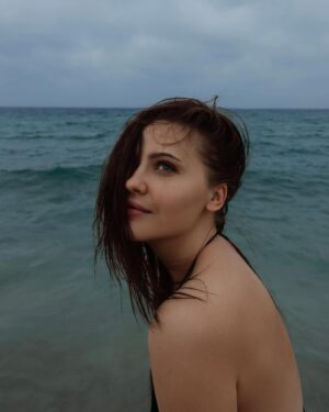 Yuliya Khlynina Instagram - Объявляю конкурс на самую «философскую» цитату-подпись) Пишите в комментариях 👇🏻

Фото от прекрасной: @_510072000_
