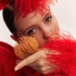 Yuliya Khlynina Instagram - Скоро выйдет сериал с моим участием — «Первый класс» — драмеди о трех подругах, которые хотят устроить своих детей в элитную школу. По этому поводу примерила на себя несколько красивых образов, рассказала @sobaka_ru про детство и путь становления. Встречаю весну в ярких красках и в предвкушении обновлений ✨ Ждёте премьеру?