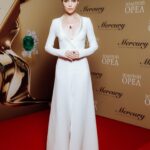 Yuliya Khlynina Instagram - Мы выбрали лаконичный и классический образ для церемонии. Но я была бы не я, если бы не смогла найти лазейку для самовыражения) глубокое декольте и кровавое рубиновое сердце от @mercury_russia выражают открытость и беззащитность перед этим миром. Спасибо Светлане Тегин и @teginfashionhouse за новый уникальный образ, уникальный подход и платье, сшитое специально для церемонии Золотой Орёл. #teginatelier #teginfashionhouse Прическа и макияж: @kuba_mh