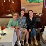 Yuliya Khlynina Instagram - Благотворительность — это про отдавать. Но мне удалось и невероятно наполниться от общения с прекрасными, мудрыми девушками и по совместительству меценатами Meet for Charity Мариной и Анастасией Шамарой. Несколько часов разговоров обо всем: от девичьего до высокого и социально значимого. Просто как глоток свежего воздуха на Патриарших прудах) 💦 А главное, что благодаря этой встрече была оказана существенная поддержка фонду «Вера и Надежда» 🙏 Мне не свойственно кричать о добрых делах, но о добрых людях — очень хочется, и о проектах, которые так деликатно привлекают внимание и поддержку фондов — тоже 🤍 @meetforcharity Делаете добро! Это точно в наших руках ✨