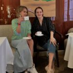 Yuliya Khlynina Instagram - Благотворительность — это про отдавать. Но мне удалось и невероятно наполниться от общения с прекрасными, мудрыми девушками и по совместительству меценатами Meet for Charity Мариной и Анастасией Шамарой. Несколько часов разговоров обо всем: от девичьего до высокого и социально значимого. Просто как глоток свежего воздуха на Патриарших прудах) 💦 А главное, что благодаря этой встрече была оказана существенная поддержка фонду «Вера и Надежда» 🙏 Мне не свойственно кричать о добрых делах, но о добрых людях — очень хочется, и о проектах, которые так деликатно привлекают внимание и поддержку фондов — тоже 🤍 @meetforcharity Делаете добро! Это точно в наших руках ✨