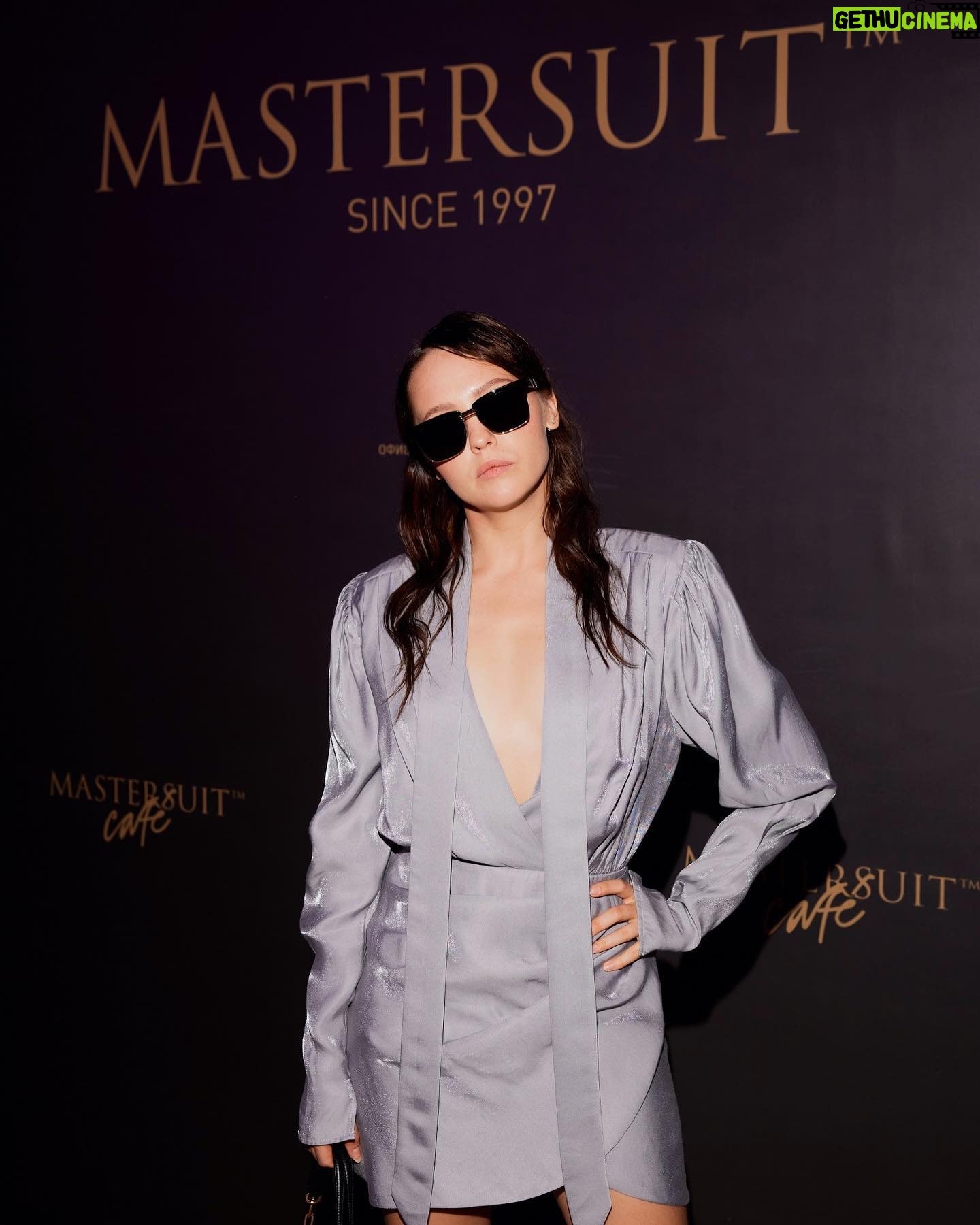 Yuliya Khlynina - 3.5K Likes - Прекрасная поездка в Питер на показ новой коллекции @mastersuit #mastersuit , вдохновленной путешествиями на знаменитом Восточном Экспрессе 💔
Замечательные люди, исторический поезд на Витебском вокзале, live от @mmott23 , catwalk 70 моделей в новых образах - красота со смыслом и душой )
Спасибо @ramon_mastersuit и @tatyana.pft 👏 @nick_mart_ @pollinchi