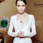 Yuliya Khlynina Instagram - Мы выбрали лаконичный и классический образ для церемонии. Но я была бы не я, если бы не смогла найти лазейку для самовыражения) глубокое декольте и кровавое рубиновое сердце от @mercury_russia выражают открытость и беззащитность перед этим миром. Спасибо Светлане Тегин и @teginfashionhouse за новый уникальный образ, уникальный подход и платье, сшитое специально для церемонии Золотой Орёл. #teginatelier #teginfashionhouse Прическа и макияж: @kuba_mh
