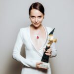 Yuliya Khlynina Instagram - Спасибо за поздравления, друзья! Их так много, что голова кругом🌪Спасибо, что вы есть, что смотрите мои работы, что слышите, чувствуете. «Зорко одно лишь сердце» Спасибо Национальной Академией кинематографических искусств и наук России, что отметили. Спасибо за глубокое декольте и тонкое отношение к красоте дизайнеру Светлане Тегин и её дому моды @teginfashionhouse 💫 Про платье отдельно в следующем посте) Рубин на сердце от @mercury_russia @mercuryjewellery Огонёк в глазах запечатлела @temerina