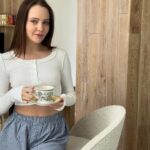 Yuliya Khlynina Instagram - Многие всю жизнь мечтают найти жилье по душе, купить собственную квартиру. Я не исключение: месяц назад сбылась моя мечта и я переехала в квартиру, которую всегда хотела. Новое жилье, помимо радости, это куча забот: ремонт, обустройство интерьера, поиски специалистов и качественных товаров — все это невероятно сложно. И хоть маркетплейсы дают нам возможность выбирать из тысячи вариантов, действительно стоящих вещей на рынке единицы. Я сторонница длительных отношений, в том числе и с вещами) Но с барной стойкой я имела дело впервые, ее установили для зонирования пространства, так как квартира хоть и прекрасная, но компактная. В общем, стойка есть, а стульев нет. Критериев для их поиска тоже. В итоге, свои идеальные барные стулья я нашла в @idcollection.ru по наводке друзей. Отношения сложились. Теперь советую компанию вам так же сердечно, как советую всем своим близким. Честно, даже не знаю, что мне понравилось больше, трендовые стулья, сделанные на века, или отличный сервис ♥️ Было очень комфортно иметь дело с ребятами на всех этапах: быстрая коммуникация, очень приятные курьеры, бесшумная сборка. Удобство и профессионализм — это лучшее, спасибо. Erid: LjN8KKa5d Реклама. ООО «АйДиСиТРЕЙД» ИНН 7702804862
