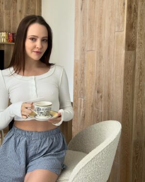 Yuliya Khlynina Instagram - Многие всю жизнь мечтают найти жилье по душе, купить собственную квартиру. Я не исключение: месяц назад сбылась моя мечта и я переехала в квартиру, которую всегда хотела.

Новое жилье, помимо радости, это куча забот: ремонт, обустройство интерьера, поиски специалистов и качественных товаров — все это невероятно сложно. И хоть маркетплейсы дают нам возможность выбирать из тысячи вариантов, действительно стоящих вещей на рынке единицы. 

Я сторонница длительных отношений, в том числе и с вещами) Но с барной стойкой я имела дело впервые, ее установили для зонирования пространства, так как квартира хоть и прекрасная, но компактная. В общем, стойка есть, а стульев нет. Критериев для их поиска тоже. 

В итоге, свои идеальные барные стулья я нашла в @idcollection.ru по наводке друзей. Отношения сложились. Теперь советую компанию вам так же сердечно, как советую всем своим близким. 

Честно, даже не знаю, что мне понравилось больше, трендовые стулья, сделанные на века, или отличный сервис ♥️ Было очень комфортно иметь дело с ребятами на всех этапах: быстрая коммуникация, очень приятные курьеры, бесшумная сборка. Удобство и профессионализм — это лучшее, спасибо.

Erid: LjN8KKa5d
Реклама. ООО «АйДиСиТРЕЙД» ИНН 7702804862