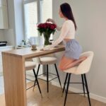 Yuliya Khlynina Instagram - Многие всю жизнь мечтают найти жилье по душе, купить собственную квартиру. Я не исключение: месяц назад сбылась моя мечта и я переехала в квартиру, которую всегда хотела. Новое жилье, помимо радости, это куча забот: ремонт, обустройство интерьера, поиски специалистов и качественных товаров — все это невероятно сложно. И хоть маркетплейсы дают нам возможность выбирать из тысячи вариантов, действительно стоящих вещей на рынке единицы. Я сторонница длительных отношений, в том числе и с вещами) Но с барной стойкой я имела дело впервые, ее установили для зонирования пространства, так как квартира хоть и прекрасная, но компактная. В общем, стойка есть, а стульев нет. Критериев для их поиска тоже. В итоге, свои идеальные барные стулья я нашла в @idcollection.ru по наводке друзей. Отношения сложились. Теперь советую компанию вам так же сердечно, как советую всем своим близким. Честно, даже не знаю, что мне понравилось больше, трендовые стулья, сделанные на века, или отличный сервис ♥️ Было очень комфортно иметь дело с ребятами на всех этапах: быстрая коммуникация, очень приятные курьеры, бесшумная сборка. Удобство и профессионализм — это лучшее, спасибо. Erid: LjN8KKa5d Реклама. ООО «АйДиСиТРЕЙД» ИНН 7702804862