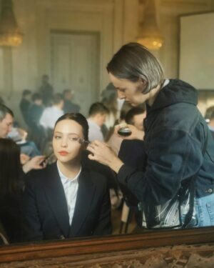 Yuliya Khlynina Instagram - То, что осталось за кадром🎬
«Первый класс» на @ivi_official с 23 мая🤍

Классная история, классная команда, классный Питер 23!
Про трех подруг, про детей, мужей, школу, принципы и не только..)

Режиссер @samoshina 
Оператор Яна Риц
@nadiarekhter 
И крутейшая команда!