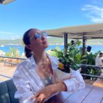 Yuliya Khlynina Instagram - Редкие моменты вместе с семьей - моё счастье и моя самая большая ценность ❤️ Спасибо волшебному Бодруму и сказочному @Lujohotel за теплое море, удивительную природу и гастрономические открытия. Здесь система всё включено «a La Carte» предательски расхолаживает - так вкусно, разнообразно и эстетически прекрасно я давно не путешествовала))) Для тех, кто любит всегда быть в форме, уже сейчас можно отдохнуть по системе Bed&Breakfast. Мы влюбились в место, отель и климат. Я точно вернусь снова! Спасибо моему другу @eugene.vogue за рекомендацию и помощь в организации поездки ❤️ #lujo