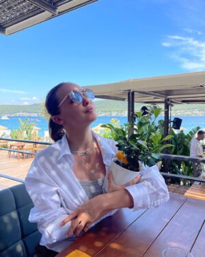 Yuliya Khlynina Instagram - Редкие моменты вместе с семьей - моё счастье и моя самая большая ценность ❤️ Спасибо волшебному Бодруму и сказочному @Lujohotel за теплое море, удивительную природу и гастрономические открытия. Здесь система всё включено «a La Carte» предательски расхолаживает - так вкусно, разнообразно и эстетически прекрасно я давно не путешествовала))) Для тех, кто любит всегда быть в форме, уже сейчас можно отдохнуть по системе Bed&Breakfast. Мы влюбились в место, отель и климат. Я точно вернусь снова!
Спасибо моему другу @eugene.vogue за рекомендацию и помощь в организации поездки ❤️ #lujo