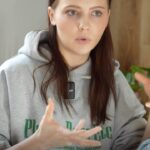 Yuliya Khlynina Instagram - Замечают не идеальных, замечают настоящих. Тех, кто со своей уникальностью в контакте. Зная свои сильные стороны, яркие черты, владея инструментами их определения и демонстрации, у вас и вашего творческого потенциала появится возможность выйти из тени и стать по-настоящему заметным для многих. Приходите 27 и 28 апреля на мой первый творческий мастер-класс с элементами психологии. За два дня я вам дам только нужные техники и, главное, опыт быть реализованным и проявленным в этот мир ❤️