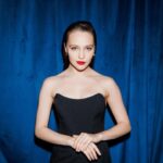 Yuliya Khlynina Instagram - Между съёмками, гастролями, учебой и репетициями, бывает приятно вспомнить, что есть светская жизнь и идеально организованные вечера 🖤 Спасибо @cluev.ru за приглашение и красоту ✨ Было вкусно благодаря @muhinvladimir и весело благодаря чудесной и уютной компании, в окружении которой я оказалась @ilya_cluev @yasminamuratovich @marina_shamara @anastasia_shamara 💙 @31gate @kuba_mh Photo @shumovphoto