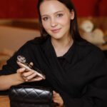Yuliya Khlynina Instagram - My Daily Routine : проснулась, умылась, улыбнулась, выпила бады и посвятила себе 10 драгоценных минут. Вот уже месяц я использую аппарат Miss Arrivo от @artistic_co.ru , который не только красивый сам по себе, но и делает красивой меня) Минус отеки, плюс хорошее настроение и уважение к своему лицу и возрасту! Немного за 30 - это отличный рубеж, перейдя который начинаешь особенно следить за собой и кайфовать от действительно работающих уходов! Спасибо любимая Катя @kativarnava, что познакомила меня с брендом, отдельное спасибо Наталье @poddubnaianat за подробное знакомство и внимательное отношение к клиентам. Поделитесь, чем пользуетесь вы. #artisticandco