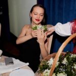 Yuliya Khlynina Instagram - Между съёмками, гастролями, учебой и репетициями, бывает приятно вспомнить, что есть светская жизнь и идеально организованные вечера 🖤 Спасибо @cluev.ru за приглашение и красоту ✨ Было вкусно благодаря @muhinvladimir и весело благодаря чудесной и уютной компании, в окружении которой я оказалась @ilya_cluev @yasminamuratovich @marina_shamara @anastasia_shamara 💙 @31gate @kuba_mh Photo @shumovphoto