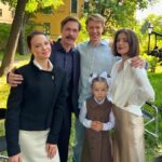 Yuliya Khlynina Instagram - То, что осталось за кадром🎬 «Первый класс» на @ivi_official с 23 мая🤍 Классная история, классная команда, классный Питер 23! Про трех подруг, про детей, мужей, школу, принципы и не только..) Режиссер @samoshina Оператор Яна Риц @nadiarekhter И крутейшая команда!