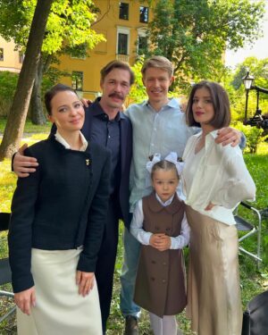 Yuliya Khlynina Instagram - То, что осталось за кадром🎬
«Первый класс» на @ivi_official с 23 мая🤍

Классная история, классная команда, классный Питер 23!
Про трех подруг, про детей, мужей, школу, принципы и не только..)

Режиссер @samoshina 
Оператор Яна Риц
@nadiarekhter 
И крутейшая команда!