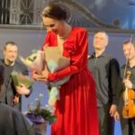 Yuliya Khlynina Instagram - Цикл «Весь Стравинский» и наша «История Солдата» в Московской Филармонии стали моими личными победами уходящего месяца. Благодарю всю команду за этот неповторимый опыт. За свою карьеру на этой сцене я оказалась впервые, да и еще и со своим мастером и педагогом Виктором Рыжаковым @kislorod_2003 и другим «мастером» Женей Цыгановым @tsyganovpictures )) Отдельное спасибо Ярославу Тимофееву @yartimofeev за доверие, смыслы и возможность! До сих пор мурашки от воспоминаний: оркестр, текст, ритм, свет, прекрасный дирижер @f.beznosikov , зал и вы, дорогие зрители. Оставлю тут на память ❣️