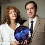 Yuliya Khlynina Instagram - А у нас новая прекрасная «Соседка» – 12-серийная лирическая комедия, съемки которой стартовали вчера в Москве. Выйдет сериал на ТНТ и PREMIER в 2024 г.   В центре сюжета – 35-летний Фёдор Садовский (Егор Корешков), деликатный бизнесмен с безупречной репутацией. График его жизни сформирован безукоризненно – по средам его приходит проведывать мама (Анастасия Светлова), по субботам – единственный друг Боря (Дмитрий Лысенков). Однако встреча с новой соседкой Алёной (Юлия Хлынина), которая переехала в Москву из Сальска, меняет жизнь главного героя на 180 градусов! Ирина Аркадьева, креативный продюсер: «Это вневременная история про вечные ценности – любовь, семью, дружбу. А также про выбор и способность человека меняться. Она могла произойти и вчера, и десять лет назад, и пятьдесят. Распространенное мнение, что людей меняют события. Вот случилось что-то очень плохое и человек изменился. Но человека не может изменить ничего, если нет внутренней готовности и запроса к переменам. Наши герои помогают друг другу проходить и смешные, и драматические ситуации, меняются сами и меняют людей вокруг себя». В ролях: Юлия Хлынина, Егор Корешков, Алексей Чадов, Дарья Пицик, Дмитрий Лысенков, Елена Валюшкина, Анастасия Светлова, Игорь Хрипунов, Мария Шумакова.     Легких тебе смен, «Соседка»! ❤️