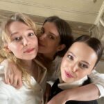 Yuliya Khlynina Instagram - То, что осталось за кадром🎬 «Первый класс» на @ivi_official с 23 мая🤍 Классная история, классная команда, классный Питер 23! Про трех подруг, про детей, мужей, школу, принципы и не только..) Режиссер @samoshina Оператор Яна Риц @nadiarekhter И крутейшая команда!