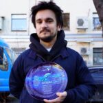 Yuliya Khlynina Instagram - А у нас новая прекрасная «Соседка» – 12-серийная лирическая комедия, съемки которой стартовали вчера в Москве. Выйдет сериал на ТНТ и PREMIER в 2024 г.   В центре сюжета – 35-летний Фёдор Садовский (Егор Корешков), деликатный бизнесмен с безупречной репутацией. График его жизни сформирован безукоризненно – по средам его приходит проведывать мама (Анастасия Светлова), по субботам – единственный друг Боря (Дмитрий Лысенков). Однако встреча с новой соседкой Алёной (Юлия Хлынина), которая переехала в Москву из Сальска, меняет жизнь главного героя на 180 градусов! Ирина Аркадьева, креативный продюсер: «Это вневременная история про вечные ценности – любовь, семью, дружбу. А также про выбор и способность человека меняться. Она могла произойти и вчера, и десять лет назад, и пятьдесят. Распространенное мнение, что людей меняют события. Вот случилось что-то очень плохое и человек изменился. Но человека не может изменить ничего, если нет внутренней готовности и запроса к переменам. Наши герои помогают друг другу проходить и смешные, и драматические ситуации, меняются сами и меняют людей вокруг себя». В ролях: Юлия Хлынина, Егор Корешков, Алексей Чадов, Дарья Пицик, Дмитрий Лысенков, Елена Валюшкина, Анастасия Светлова, Игорь Хрипунов, Мария Шумакова.     Легких тебе смен, «Соседка»! ❤️