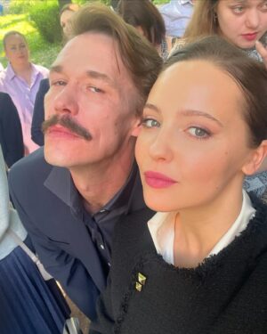Yuliya Khlynina Instagram - То, что осталось за кадром🎬
«Первый класс» на @ivi_official с 23 мая🤍

Классная история, классная команда, классный Питер 23!
Про трех подруг, про детей, мужей, школу, принципы и не только..)

Режиссер @samoshina 
Оператор Яна Риц
@nadiarekhter 
И крутейшая команда!
