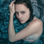 Yuliya Khlynina Instagram - Еще один год!! Ееееее ⚡️ Психика продержалась, а было мноогооо всего веселого и не очень 👀 Спасибо всем и каждому, кто был рядом ментально, физически, душевно, телесно, духовно, спиритически и не знаю еще как..) отдельное невыразимое и необъятное гуманитарное спасибо Большим и Редким Людям : Константину Хабенскому, Евгению Миронову, Сергею Алдонину, Таймуразу Бадзиеву, Мише Врубелю, Вике Исаковой, Петру Тодоровскому и многим другим!.. верю, что живем и спасемся ,только оберегая человечность внутри себя и приумножая добро загадываю желание… сами знаете какое 🙏 #ужене16 #даиславабогу