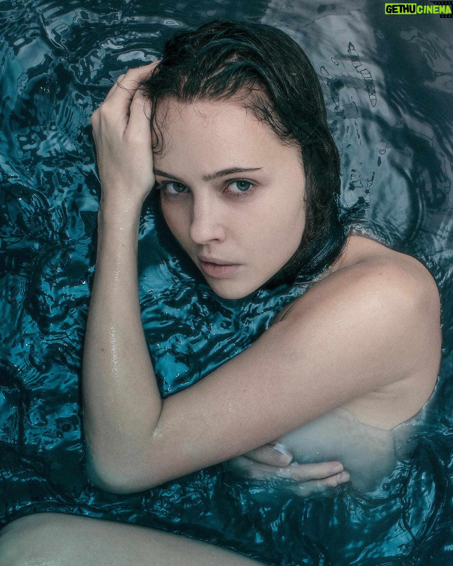 Yuliya Khlynina - 3.9K Likes - Еще один год!! Ееееее ⚡️ Психика продержалась, а было мноогооо всего веселого и не очень 👀 Спасибо всем и каждому, кто был рядом ментально, физически, душевно, телесно, духовно, спиритически и не знаю еще как..) отдельное невыразимое и необъятное гуманитарное спасибо Большим и Редким Людям : Константину Хабенскому, Евгению Миронову, Сергею Алдонину, Таймуразу Бадзиеву, Мише Врубелю, Вике Исаковой, Петру Тодоровскому и многим другим!.. верю, что живем и спасемся ,только оберегая человечность внутри себя и приумножая добро
загадываю желание… сами знаете какое 🙏
#ужене16 #даиславабогу