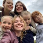Yuliya Khlynina Instagram - То, что осталось за кадром🎬 «Первый класс» на @ivi_official с 23 мая🤍 Классная история, классная команда, классный Питер 23! Про трех подруг, про детей, мужей, школу, принципы и не только..) Режиссер @samoshina Оператор Яна Риц @nadiarekhter И крутейшая команда!