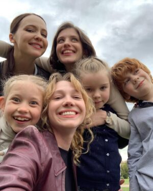 Yuliya Khlynina Instagram - То, что осталось за кадром🎬
«Первый класс» на @ivi_official с 23 мая🤍

Классная история, классная команда, классный Питер 23!
Про трех подруг, про детей, мужей, школу, принципы и не только..)

Режиссер @samoshina 
Оператор Яна Риц
@nadiarekhter 
И крутейшая команда!