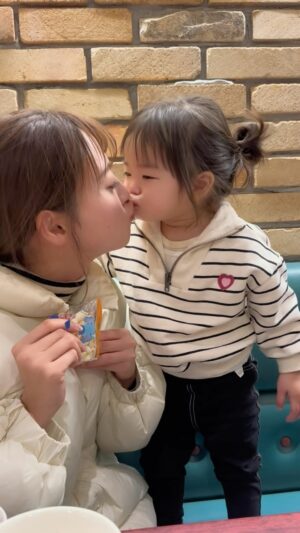 Yūmi Shida Instagram - あっという間に1歳半🐥おめでとう！
　

口尖らせてちゅーなんてできるようになっちゃって🤣

娘といる時の私こんな表情緩みまくりなの😂？！
って動画見返して思った🫠

寝る前に大好きだよ♡って言って
チューして寝るのが日課な私たち👩🏼‍❤️‍💋‍👩🏼

今までこんな幸せ感じることなかったなぁ🥹

はやく一緒にスキンケアしたりガールズトークしたいよ🩷

#1歳 #1歳女の子 #1歳半 #女の子ママ