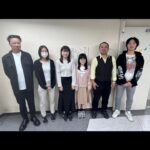 Yumi Matsutoya Instagram - いよいよ、ファイナルです！ スタッフ紹介のトリを務めますのは、特効チーム！ 今回のツアーでは、本当に大活躍でした。 海に吹き荒れる風や波の表現、立ち上る炎、火を吹くドラゴン、大砲等、ステージを盛り上げてくれたのがこのチームです。 4月に三重で泊まり込みのリハーサルを行ったのですが、一番はじめに今回の特効の数々を見て、さすがにユーミンも驚いていました。安全にここまでステージを盛り上げてくれて、本当にありがとうございます！！ さて。 全国各地で盛り上がってきた「The Journey」ツアーですが、本日が最終公演となります。 54本目。 ここまで大きな事故もなく、ゴールが見えました。 関わってくださった全てのスタッフ、全国のイベンターの皆様、そして何より、各地にご来場頂いた574,000人のお客様。 心から御礼申し上げます。ありがとうございました！ 残り1本。全員全力で、心を込めて臨みます。 マネージャーK子