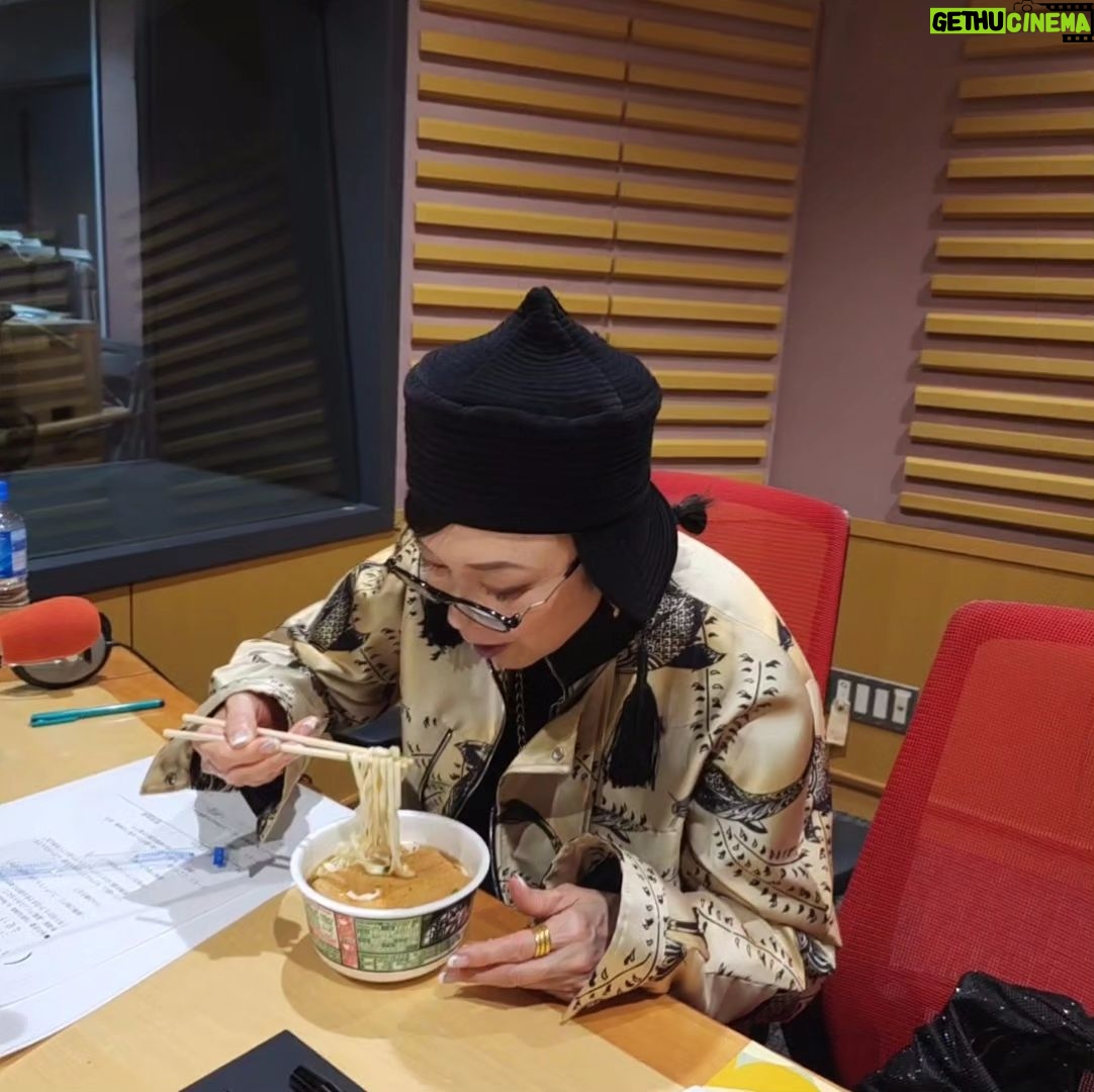 Yumi Matsutoya - 28.8K Likes - 小腹がすいたので、初どん兵衛。
…美味しい!