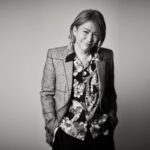 Yumi Matsutoya Instagram - 続きます。 ●YONCE（Suchmos・Hedigan's）@yosuke_kasai 「真珠のピアス／YONCE cheers 松任谷由実」 爽やかでタイトなサウンドに秘められた女の情念を自分なりにドリップしてみました。 由実さんといえば時代の先端をゆくハイエンドな音像を常に意識されていると解釈していますが、このアレンジではオリエンタルな異世界感・遊牧的なグルーヴを暖かいローファイな音で表現しようと思いました。 最後の夜明けはタンジールの白壁の家での出来事だったかもしれない、という妄想が形になりました。恥ずかしながら、訪れたことはありません。 ●小室哲哉 @tk19581127_official 「守ってあげたい／乃木坂46 cheers 松任谷由実」（produced by 小室哲哉） 昔からとても自分のスタイルに似ているし、何よりも、歌詞に何度も憧れた。 何かとても寂しいとき、切ないとき、頼りないとき、人になかなか言えないとりとめのない悩みがよぎるとき、この曲に甘えたくなる。 ユーミンが歌っているくらいなのだから、きっと世の中にはたくさん大切な人に暖かい眼差しが向けられているのだろうと、いつもついつい遠くを眺めてしまう。 幾千の曲があってもこのようなメッセージを送ってくれる曲はそうそうない。 あー、まだ頑張れるかなと思わせてくれる。 実際に教会に行くことはめったにないけれど、守ってあげたいを聴いているとき、僕はいつもポツンと椅子に腰掛けて、清らかな空間に降り注ぐ光をあびています。 ●久保史緒里（乃木坂46）@nogizaka46_tv 「守ってあげたい／乃木坂46 cheers 松任谷由実」（produced by 小室哲哉） 幼い頃よく聴いていた「守ってあげたい」を、小室哲哉さんに手掛けて頂いた音で、乃木坂46として歌わせていただきました。 優しさとあたたかさで溢れたこの歌の温度感を大切に、温めながら、守りながら、大切な人を思いながら。 松任谷由実さんからいただいた、「落ち込んだ時、どうかこの歌を思い出して。」という御言葉は、私たちがこれから歩む道にとって、道標となる宝物です。 こんなにも貴重な機会を、本当にありがとうございました。 ●くるり 岸田繁 @quruli_official 「輪舞曲(ロンド)／くるり cheers 松任谷由実」 ユーミンからいただいたこのお仕事の依頼は、ヴォーカル・トラック以外は全てリハーモナイズしてもらって、アレンジも全然変えてください、とのことでした。 色々やってみたんですが、とにかくオリジナルのソングライティングとアレンジの完成度が高すぎて、何をやってもオリジナルを超えることは出来ないということが分かりました。 特にリズムや対旋律がどれ程彼女の詞作やヴォーカリゼーションを活かすものであるか、ということに大きな気付きがありました。 リハーモナイズをしましたが、ビートルズのジャズアレンジ、みたいなものにならないように、出来る限り繊細にやりました。 個人的にはとてもやり甲斐のある仕事でした。感謝感激です。またやらせてください！ ●GLIM SPANKY @glimspanky 「真夏の夜の夢／GLIM SPANKY cheers 松任谷由実」 尊敬するガールフレンド、ユーミンの名曲にGLIMテイストをプラスして新しい「真夏の夜の夢」が完成しました。 ユーミンから「あのリフを使わずに作ってみて！」と難しいリクエストをもらいまして、原曲リスペクトしつつ、新しい気持ちで制作しました。 土臭くざらっとしたテイスト、軽快なリズムと怪しく煙の立ち込める雰囲気、交互に歌うボーカル、お互いがハモリをしたり、楽しい仕上がりになっています。 シェイクスピア「真夏の夜の夢」をフィーチャーした怪しげなドリーミーさ、GLIM的サイケデリック感を楽しんでいただけたら嬉しいです。 皆様、本当にありがとうございました！