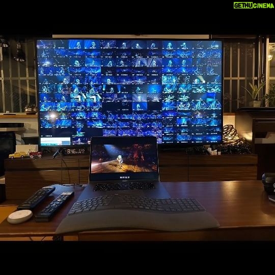 Yumi Matsutoya Instagram - The Journeyツアー、スタッフ紹介番外編。 2024.1.27 20時 WOWOWでいよいよ横浜アリーナの公演が放送されます。 横浜アリーナで開催された4公演を、計140台ものカメラが追いました。 撮影や編集にも沢山のスタッフが関わってくれました。 もう、長きに渡ってユーミンを撮り続けてくれている、信頼できるチームです。 「深海の街」でステージにカメラマンとして参加した一部の学生達は、卒業し、今回仕事で加わってくれました。 そんなスーパーチームで作られた映像。 完成まで本当に大変でした。松任谷プロデューサーと小澤ディレクターのやり取りは、早朝から深夜にまでおよび、何度も修正が行われました。 もう、放送に間に合うのか?!と、何度も緊張した瞬間がありました。でも、絶対に満足できるものを作る。という確固たる信念のもと、本当にギリギリまで作業が行われ、無事納品されました。それが、今日の映像です。 本当に、本当に全員で心配していました笑 素晴らしいスタッフチームの仕事を、是非、皆様ご覧ください。 このあと、お楽しみに! マネージャーK子
