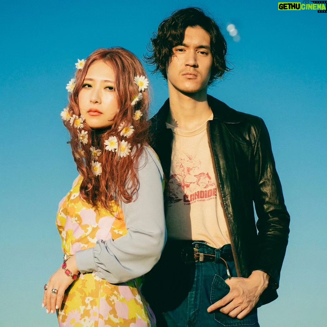 Yumi Matsutoya Instagram - 続きます。 ●YONCE(Suchmos・Hedigan's)@yosuke_kasai 「真珠のピアス/YONCE cheers 松任谷由実」 爽やかでタイトなサウンドに秘められた女の情念を自分なりにドリップしてみました。 由実さんといえば時代の先端をゆくハイエンドな音像を常に意識されていると解釈していますが、このアレンジではオリエンタルな異世界感・遊牧的なグルーヴを暖かいローファイな音で表現しようと思いました。 最後の夜明けはタンジールの白壁の家での出来事だったかもしれない、という妄想が形になりました。恥ずかしながら、訪れたことはありません。 ●小室哲哉 @tk19581127_official 「守ってあげたい/乃木坂46 cheers 松任谷由実」(produced by 小室哲哉) 昔からとても自分のスタイルに似ているし、何よりも、歌詞に何度も憧れた。 何かとても寂しいとき、切ないとき、頼りないとき、人になかなか言えないとりとめのない悩みがよぎるとき、この曲に甘えたくなる。 ユーミンが歌っているくらいなのだから、きっと世の中にはたくさん大切な人に暖かい眼差しが向けられているのだろうと、いつもついつい遠くを眺めてしまう。 幾千の曲があってもこのようなメッセージを送ってくれる曲はそうそうない。 あー、まだ頑張れるかなと思わせてくれる。 実際に教会に行くことはめったにないけれど、守ってあげたいを聴いているとき、僕はいつもポツンと椅子に腰掛けて、清らかな空間に降り注ぐ光をあびています。 ●久保史緒里(乃木坂46)@nogizaka46_tv 「守ってあげたい/乃木坂46 cheers 松任谷由実」(produced by 小室哲哉) 幼い頃よく聴いていた「守ってあげたい」を、小室哲哉さんに手掛けて頂いた音で、乃木坂46として歌わせていただきました。 優しさとあたたかさで溢れたこの歌の温度感を大切に、温めながら、守りながら、大切な人を思いながら。 松任谷由実さんからいただいた、「落ち込んだ時、どうかこの歌を思い出して。」という御言葉は、私たちがこれから歩む道にとって、道標となる宝物です。 こんなにも貴重な機会を、本当にありがとうございました。 ●くるり 岸田繁 @quruli_official 「輪舞曲(ロンド)/くるり cheers 松任谷由実」 ユーミンからいただいたこのお仕事の依頼は、ヴォーカル・トラック以外は全てリハーモナイズしてもらって、アレンジも全然変えてください、とのことでした。 色々やってみたんですが、とにかくオリジナルのソングライティングとアレンジの完成度が高すぎて、何をやってもオリジナルを超えることは出来ないということが分かりました。 特にリズムや対旋律がどれ程彼女の詞作やヴォーカリゼーションを活かすものであるか、ということに大きな気付きがありました。 リハーモナイズをしましたが、ビートルズのジャズアレンジ、みたいなものにならないように、出来る限り繊細にやりました。 個人的にはとてもやり甲斐のある仕事でした。感謝感激です。またやらせてください! ●GLIM SPANKY @glimspanky 「真夏の夜の夢/GLIM SPANKY cheers 松任谷由実」 尊敬するガールフレンド、ユーミンの名曲にGLIMテイストをプラスして新しい「真夏の夜の夢」が完成しました。 ユーミンから「あのリフを使わずに作ってみて!」と難しいリクエストをもらいまして、原曲リスペクトしつつ、新しい気持ちで制作しました。 土臭くざらっとしたテイスト、軽快なリズムと怪しく煙の立ち込める雰囲気、交互に歌うボーカル、お互いがハモリをしたり、楽しい仕上がりになっています。 シェイクスピア「真夏の夜の夢」をフィーチャーした怪しげなドリーミーさ、GLIM的サイケデリック感を楽しんでいただけたら嬉しいです。 皆様、本当にありがとうございました!