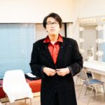 Yumi Matsutoya Instagram - マネージャーK子です。 昨日、「ユーミン乾杯!!」に参加してくださったアーティストの皆様のコメントを発表させて頂きました。 特設サイトに掲載しておりますが、ここでもご紹介させてください。 ユーミンも大変感激しており、皆さんにお礼のお手紙を書きました。それをブックレットに掲載しましたが、特典映像でたっぷり語っております。 長くなりますので、投稿を二回に分けてご紹介しますね。 ●岡村靖幸 @yasuyuki_okamura 「影になって／岡村靖幸 cheers 松任谷由実」 ユーミン様から司令。 渾身の制作をしました。 気に入ってもらえると、嬉しいです。 ●YOASOBI @yoasobi_staff_ 「中央フリーウェイ／YOASOBI cheers 松任谷由実」 ■Ayase コメント 令和も走り続けられているユーミンさんと、令和に走り出した僕ら。当時の中央高速を抜けて、今を走るトヨタマークⅡに僕らも乗り込んで大都会の夜を一緒にドライブ。そんなイメージを頭に浮かべながら作りました。こんなに光栄なことはないなあと、本当に思います。改めてユーミンさん、デビュー50周年おめでとうございます。大好きな楽曲に同乗させてもらえたこと、心から感謝しています。 ■ikura コメント ユーミンさんの50周年記念コラボベストアルバムに参加させていただき、とても嬉しく光栄に思います。母のお腹の中にいた時から、そして幼少期も今日までも、ユーミンさんの音楽を聴いて育ちました。沢山の思い出が楽曲と共に残っているのですが、その中で今回は「中央フリーウェイ」をYOASOBIでコラボさせていただきました。歌詞に登場する風景を頭に描きつつ、風を感じながら楽しく歌わせていただきました。改めてユーミンさん50周年おめでとうございます！ ■Nina Kraviz @ninakraviz 「春よ、来い(Nina Kraviz Remix)」 I've had the privilege of remixing “Haru Yo, Koi” - a song by Yumi Matsutoya-a true legend in Japanese pop music, celebrating the 50th anniversary of her incredible career❤️ big congratulations and Kanpai Yumi-san ❤️🙏🏻 ■RHYMESTER 宇多丸 @rhymester_official 「SATURDAY NIGHT ZOMBIES／RHYMESTER cheers 松任谷由実」 80年代日本で青春を過ごした少なからぬ者たちにとって、『オレたちひょうきん族』のエンディングをきらびやかに飾る都会的ポップスの数々は、まさにバブル頂点前夜の浮かれゆく世相のなか、「ちょっとだけ背伸びした週末の夜遊び」に自ら繰り出す直前の、最高に高揚するテーマソングでもあったのではないかと思う。特に、やはり名曲『土曜日は大キライ』に続いて、1987年10月から一年間使用された『SATURDAY NIGHT ZOMBIES』は、やや落とし目のテンポが醸すアダルトなファンク感含め、その頃から実際に六本木や霞町でのナイトクラビングに精を出し始めた私の感覚に、ドンピシャでハマる一曲だった。確かにこれは、「ホントに遊んでる人」じゃなきゃ書かないし、書けない歌だろう！　ホラー～ハロウィン的なメタファーも、特に80年代後半サブカルチャー界隈の空気感を、メインストリームど真ん中で鋭敏に捉えたものと言え……早い話がユーミンはやっぱり、「イケてるオトナ」代表だったのだ。 　そんなわけで、まずは2012年、ユーミンデビュー40周年を祝う武道館ライブにライムスターで参加させていただくという話が来たとき、80年代育ちのラップグループとして彼女の曲をカバーするなら、そりゃもう『SATURDAY NIGHT ZOMBIES』しかないだろう！というのは、もちろん秒で思いついたあたり。ご本人リクエストで、B-BOYたちと振りを合わせたりしたのも楽しい思い出。ただし、錚々たるメンツが居並ぶなか、アンコールで真っ先に出ていきオーディエンスを煽るという重責には、内心震えた。 　そして、ついに今回の正式音源化。ラップサビは武道館バージョンのままだが、リリックは一部書き直した。また、Mummy-Dによって再構築されたトラックは、恐らく同曲のインスパイア元のひとつでもあったろう、80年代を代表する「あのキラーチューン」の世界観に、改めてちょっぴり寄せていたりもする。 　ともあれ、かつて憧れに憧れた世界の「中の人」に、自分自身がいつの間にかなっている！　という不思議な感覚を、今はただただ、密かに噛み締めるばかりなのだ。