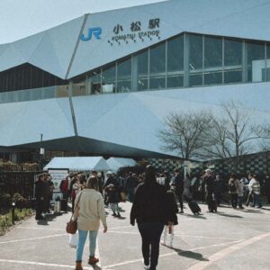 Yumi Matsutoya Instagram - 明日11時からのユーミンコードは、石川県小松編。
小松基地～小松駅で収録した内容をお届けします！
お聞き逃しなく😊

ブルーインパルス隊員の皆様とのお話し、石川県での様々な出来事、、
沢山お届けしたいのですが、どうしても30分ではお届けしきれません。

なので、番組の最後にお知らせがあります。
お楽しみに！

マネージャーK子