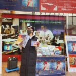 Yumi Matsutoya Instagram - 本日、フラゲ日。 ユーミン、タワレコ渋谷店にゲリラ訪問してきました。 サインもしましたよ！ 皆様、CD購入よろしくお願いします！笑 「静岡工場の皆さんがきっと頑張ってくれたんだよね。 私のは、早速神棚に飾ったよ」 と、言ってました。まだ大事にしてるそうです😊 皆さんのところにも、続々と届く頃かな？？ さて、CDを聴いた方だけに、クリスマスプレゼントをご用意しました。最後の最後まで聴いてください。 ユーミンから皆さんへ、プレゼントです。 マネージャーK子