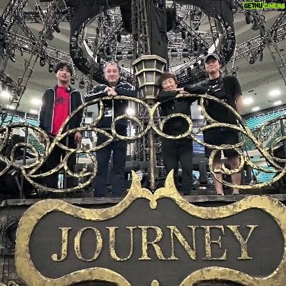 Yumi Matsutoya Instagram - 福岡2日間、無事終了しました。外は極寒でしたが、皆さんの熱気に包まれたマリンメッセ福岡でした。ありがとうございました!! さて、我がチームの司令塔、舞台監督チームをご紹介します。今ツアーは「NHK解体キングダム」や「フジテレビのナイナイミュージック」で紹介されたこともあり、お馴染みの顔ぶれかもしれません。 リハの時から松任谷プロデューサーの横でずっとツアーの流れを確認し、様々な決め事を決定し台本を作っていきます。そして、その台本をもとに各セクションがそれぞれの業務にあたります。 ツアーに出たら、仕込み、バラシの指示進行、ショーの様々なキューだし、リハ、本番のスケジュール進行等、全ては舞台監督達の指示のもと動きます。 直美監督はステージを担当してることもあり、毎日のリハメニューを作っています。いつも可愛いイラストで私達を和ませてくれているので、今回はゴールまでのカウントダウンを直美さんのイラストで行わせていただくことにしました! 本人、皆さんのコメントめちゃくちゃ喜んでいて、毎日一時間かけて絵の練習をしてるんですって笑 そんな舞台監督チームが、「The Journey号」を支えてくれています。 さあ!次はいよいよ最終地の名古屋です。 と、その前に、20日は「ユーミン乾杯!!」の発売日。 こちらも盛り上げていきますのでお楽しみに! マネージャーK子