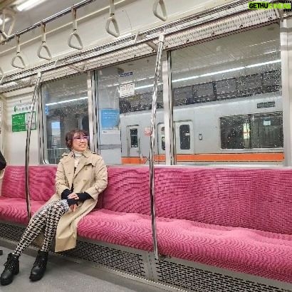 Yumi Matsutoya - 29.1K Likes - 2024.3.17
昨日から北陸鉄道浅野川線の「粟ヶ崎~内灘」間で、23年前に作られた楽曲「acacia【アカシア】」が到着メロディとして使用されることになり、早速乗車してきました。
この曲は、ユーミンが内灘に咲く野生のアカシアが群生していることに感動し、作った楽曲です。
~
今は見えない未来に
たったひとつの道しるべ
~
その後、液状化の激しかったエリアを内灘町の職員さんにご案内頂きました。お正月のしめ縄が飾られたまま沈んでしまっている玄関、歩いているだけなのに平衡感覚が失われてしまいそうな道路、確かに、そこに平和な幸せな毎日があったと感じられる風景なのに。。。
一歩ずつ噛み締めるように歩くユーミン。
頬にはずっと涙が流れていました。
でもその一方で、未来の希望は捨てない。
そう、話しました。
最後に、ユーミンから石川県の皆さんへ送ったメッセージを紹介させてください。
マネージャーK子
---
能登半島はアルファベットの"F"の文字。
Forever, Friends, Furusato,
目に見える姿形はたとえ失われたとしても、心に刻まれたふるさとや大切なひとを、何ものも奪うことは出来ない。
今はどんなに苦しくても、
あなたを育てたその場所は、やさしく美しい風土
であるのを忘れないで。
私も決して忘れないから。
松任谷由実