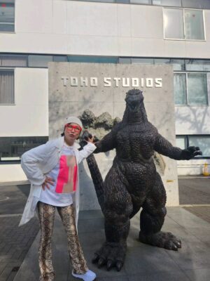 Yumi Matsutoya Instagram - 桜とユーミンと、ゴジラと。

来週のユーミンコードをお楽しみに！