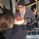 Yumi Matsutoya Instagram - 苗場、5日目。 一日遅くなってしまいましたが、Happy 67st birthday, 武部さん！ プレゼントは、「舞台セットのお好きな球体」！ 勿論ご自宅までお届けします。 映像スタッフが、AIで武部さんのイラストを作ってくれました😍 イケメンー！！と皆から言われて、まんざらでもない顔の武部さん。しっかり撮影させていただきました笑 いつまでも元気でいてください！ マネージャーK子