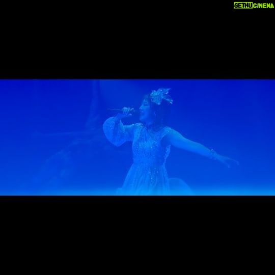 Yumi Matsutoya Instagram - 今夜のまったりSONG 「Delphine」 登場するのはこの一曲だけのイルカ達。出番までひっそりと自分達のおうちで待っています。 とても繊細で、空調や会場の作り、場内の熱気等に動きが左右される子達。 でも、だからこそ自由に動き回っているように見えていた気がします。 まるで私達まで海の中にいるかのような演出。 映像ではどう見えるんでしょう。 おたのしみに。 マネージャーK子